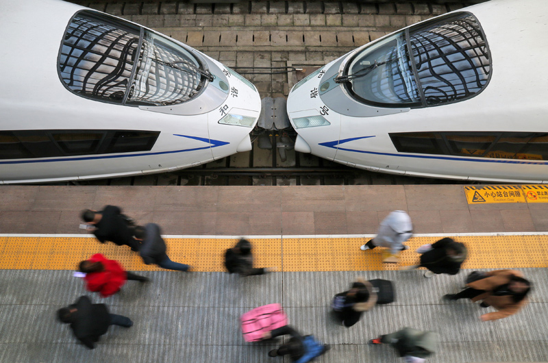 12月27日，旅客在山東煙臺火車站下車出站。