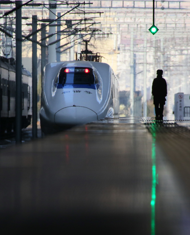 12月27日，一列動車組駛出山東煙臺火車站。